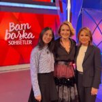 Ceyda Düvenci Instagram - BEN DÜN AŞIK OLDUM… hep diyorsunuz ya aşık olacak mısın? Evet. Dün oldum… Ve biliyor musunuz ki ben her gün hayatın güzel bir detayına aşık oluyorum… şükür… dün @bambaskasohbetler.ntv çekimlerinde 8 OCAK gecesi sahnede sunuculuğunu üstleneceğim @cevsanat konserinde hepinizi kendisine aşık edecek isimlerden birini ağırladım… ❤️🌻🍀 14 yaşında ışıl ışıl gözleriyle, hayatı her tarafından görüp anlayıp uğruna besteler yapan, dünyadaki tüm önemli müzik okullarının müzik yeteneği için peşinde koştuğu, çok önemli yarışmalardan ilkleri bize yaşatarak birinciliklerle dönen, her kelimesi, bakışı, gülüşü ışık ışık ARYA SU’ya aşık oldum… @aryasugulenc Gözlerimden mutluluk yaşları aka aka izledim onu konuşurken, içimden dualar ettim yüreği darlanmasın, ayağına taş değmesin, ruhu üzülmesin diye… O kadar kıymetli bir sanatçı gencimiz ki Arya… dilerim bana yaşattığı bu gurur dolu aşkı size de yaşatır… ki zaten onu bir kere dinleseniz ya da izleseniz siz de benimle gibi hissedeceksiniz… Gelecek gençlerde diyoruz ya, hayır… Aslında biz gençlerin geleceğiyiz… Daha çooook şeyler yapmamız gerek bu kıymetli gençlerimizi mutlu etmek için… O yüzden çalışmaya, üretmeye devam… ARYA SEN İYİ Kİ VARSIN… BANA HİSSETTİRDİĞİN VE HATIRLATTIĞIN HER ŞEY İÇİN TEŞEKKÜR EDERİM… HER ZAMAN BURADAYIM…