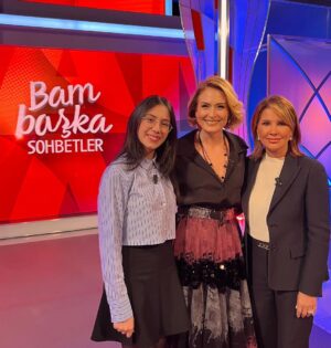 Ceyda Düvenci Instagram - BEN DÜN AŞIK OLDUM… 
hep diyorsunuz ya aşık olacak mısın? 
Evet. Dün oldum…
Ve biliyor musunuz ki ben her gün hayatın güzel bir detayına aşık oluyorum…  şükür…
dün @bambaskasohbetler.ntv çekimlerinde 8 OCAK gecesi sahnede sunuculuğunu üstleneceğim @cevsanat konserinde hepinizi kendisine aşık edecek isimlerden birini ağırladım…
❤️🌻🍀 14 yaşında ışıl ışıl gözleriyle, hayatı her tarafından görüp anlayıp uğruna besteler yapan, dünyadaki tüm önemli müzik okullarının müzik yeteneği için peşinde koştuğu, çok önemli yarışmalardan ilkleri bize yaşatarak birinciliklerle dönen, her kelimesi, bakışı, gülüşü ışık ışık ARYA SU’ya aşık oldum… 
@aryasugulenc 
Gözlerimden mutluluk yaşları aka aka izledim onu konuşurken, içimden dualar ettim yüreği darlanmasın, ayağına taş değmesin, ruhu üzülmesin diye… 
O kadar kıymetli bir sanatçı gencimiz ki Arya… dilerim bana yaşattığı bu gurur dolu aşkı size de yaşatır… ki zaten onu bir kere dinleseniz ya da izleseniz siz de benimle gibi hissedeceksiniz… 
Gelecek gençlerde diyoruz ya, hayır…
Aslında biz gençlerin geleceğiyiz…
Daha çooook şeyler yapmamız gerek bu kıymetli gençlerimizi mutlu etmek için…
O yüzden çalışmaya, üretmeye devam…
ARYA SEN İYİ Kİ VARSIN… BANA HİSSETTİRDİĞİN VE HATIRLATTIĞIN HER ŞEY İÇİN TEŞEKKÜR EDERİM… HER ZAMAN BURADAYIM…