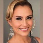 Ceyda Düvenci Instagram - Gülümsemek gülümsemeyi getiriyor gerçekten… geçen hafta Pazartesi bir karar verdim kendi kendime… “iyi tarafından bakıp hayata, gülümseyeceğim, artık söylenmek yok, olmayan da olmadığı kadar, o da kabul” dedim… her unuttuğum an kendime hatırlattım sözümü… ve oldu… söylendiğim her şey onlardan bahsetmedikçe yok oldu… şimdi gülümsemek için bahaneler arayıp buluyor zihnim ☺️ şükür… denesene… #banaiyigelensanadaiyigelsin