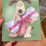 Ceyda Düvenci Instagram - Gece uyumadan önce maket yaptım azıcık… oğlum da yanımda kitap okudu bana önce… sonra kartların olduğu çekmeceye gitti… hummalı bir hazırlığa başladı… önce yazdı sonra katladı sonra zarfladı yetmedi paketledi 😊 sonra da “bu sana annem” diye uzattı… paketi açtım, zarfı açtım, heyecanla izledi… sonra karttan bu yazı çıktı… başladım mı ben ağlamaya… 😌 sarıldı… gözümün yaşı biraz şükürden biraz da yitip giden evlatların ve annelerin acısına aslında… ama diyemedim… sarılınca da yüreğim sızlayarak ısındı… canilerden koruyamadığımız masum canlara gülümsedim, görürler belki diye… tamamlanmamış tüm gülümsemelerin, hayallerin, umutların, sevgilerin bizde yaşadığına inanıyorum… sırf bu yüzden hakkını vererek yaşamalıyız… tüm kalpsizliklere ve canilere inat… sarılalım birbirimize, sadece sevgi konuşsun… doğum günüm değil bu arada ama her sağlıkla uyandığımız gün yeniden doğduğumuz gün sayılmaz mı ki?!?