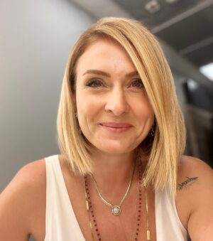Ceyda Düvenci Instagram - Hayatın boyunca okursun, izlersin, dinlersin, dost sohbetlerinde muhabbet edersin uzun uzun… öğrenirsin bol bol… sonra zaman gelir bunları sonsuz bir arzu ve mutlulukla paylaşmak istersin… herkes faydalansın, duysun istersin… sanırım öyle bir zamandayım… o kadar güzel şeyler oluyor ki hayatımda ürettiğim her başlığın altında ayrı ayrı… sanki yıllardır verdiğim emekler sayesinde ektiğim tohumlar tek tek çiçek açıyor… 2 sene sonra mesleğimde 30. Yılım… inanamıyorum geçen zamana… ve biliyor musun hep şükür ediyorum. Şimdi çiçeklenen bahçeme baktıkça daha da çiçeklensin istiyorum… güzel şeyler oluyor anlayacağınız emek verdiğim her şeyde… sizlerle tek tek paylaşmak için sabırsızlanıyorum 🌻🌻🌻🌻 her yeni gün güzel haberlerle karşılıyor beni… hepinize nasip olsun 😌 okumaya,  öğrenmeye devam 🤭