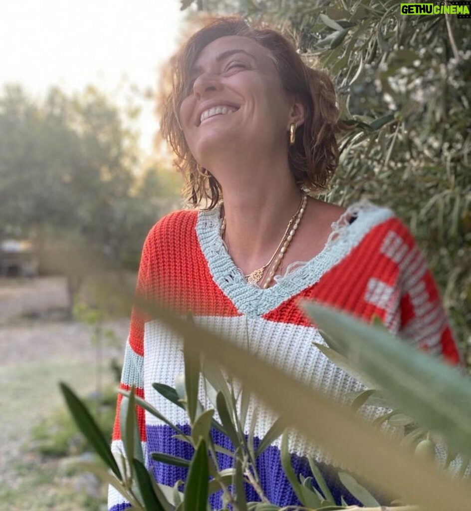 Ceyda Düvenci Instagram - Hayatınızda nelerin kıymetini biliyorsunuz? Kendinizin kıymetini mesela? Sağlığınızın? Veya bin bir emekle aldığınız aldığınız o güzel evinizin kıymetini? Değerini gerçekten bildiğimiz şeylerimizi koruruz, onlara gözümüz gibi bakarız. İşte tam da bu noktada hazır yeri gelmişken, 12. Sigorta Haftası’nda sigortanın her konuda ne çok kıymetlimiz olması gerektiğini anımsatmaya geldim. Toplumsal bilincimizi artırırken ve özellikle deprem ülkesi olan Türkiye’mizde yaşarken; deprem sigortasından, bireysel emekliğimiz için kurulan sistemlere, sağlık sigortasından, yaşam sigortasına dek hepimizin hayatlarında olması mühim olan sigortaları anımsayalım ve mümkünse sigortalanalım. Çünkü bir toplumda sigortalanma oranının artması ancak o toplumda sigortalanma bilincinin yerleşmesiyle çözülebilecek bir unsurdur. 12. Sigorta Haftası kutlu olsun! #SigortaKıymetBilmektir #TürkiyeSigortaBirliği @turkiyesigortabirligi #işbirliği