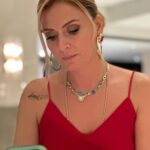 Ceyda Düvenci Instagram - Bir takım yazışmalarımı ciddiyetle yaptığım doğrudur 🤣 şaka bir yana garip bir ciddiyet ve özen var bu aralar üzerimde… o kadar detayla uğraşıyorum ki… kendi kendime bu kararı verdim. “Madem çooook şey var yetişmen gereken o zaman hepsinin ayrı ayrı hakkını ver…” bu beni nispeten daha yavaşlattı… bir takım detaylara gün yetmemeye başladı biraz… ama olsun… yüzüme yeni yerleşen bu hali sevmeye başladım… 😌 canımın gözünden ben… @aslicureklibatir