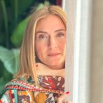 Ceyda Düvenci Instagram - Mutluysan, sağlığın yerindeyse, sevdiğin işe koşarak gidiyorsan, evlatlar mutluysa, evde annen🍀baban yolunu gözlüyorsa, fonda hep müzik varsa… daha ne olsun… 📸 @burcuyetis