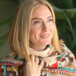 Ceyda Düvenci Instagram - Mutluysan, sağlığın yerindeyse, sevdiğin işe koşarak gidiyorsan, evlatlar mutluysa, evde annen🍀baban yolunu gözlüyorsa, fonda hep müzik varsa… daha ne olsun… 📸 @burcuyetis
