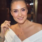 Ceyda Düvenci Instagram - Pembenin en güzel hali… o makyaj yapsın, ben sunuculuğumu… @hidayetkorkmaz_ hayatın bana verdiği kardeş… iyi ki varsın… düşünüyorum da; iş hayatımda yanımda olan yıllardır elele yürüdüğüm ne güzel kıymetlilerim var… ailem onlar benim… iyi ki varlar dediğim… başarımın, kazancımın, üretmemin sebepleri onlar… sen de iş arkadaşlarına çokça şükür eder misin benim gibi…