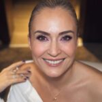 Ceyda Düvenci Instagram - Pembenin en güzel hali… o makyaj yapsın, ben sunuculuğumu… @hidayetkorkmaz_ hayatın bana verdiği kardeş… iyi ki varsın… düşünüyorum da; iş hayatımda yanımda olan yıllardır elele yürüdüğüm ne güzel kıymetlilerim var… ailem onlar benim… iyi ki varlar dediğim… başarımın, kazancımın, üretmemin sebepleri onlar… sen de iş arkadaşlarına çokça şükür eder misin benim gibi…
