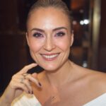 Ceyda Düvenci Instagram - Pembenin en güzel hali… o makyaj yapsın, ben sunuculuğumu… @hidayetkorkmaz_ hayatın bana verdiği kardeş… iyi ki varsın… düşünüyorum da; iş hayatımda yanımda olan yıllardır elele yürüdüğüm ne güzel kıymetlilerim var… ailem onlar benim… iyi ki varlar dediğim… başarımın, kazancımın, üretmemin sebepleri onlar… sen de iş arkadaşlarına çokça şükür eder misin benim gibi…