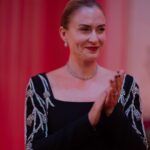 Ceyda Düvenci Instagram – Ahhh Filiz… sevgi ne bilmeyen Filiz… yine de el yordamıyla sevmeye çalışıp beceremeyen Filiz… sevgisiz büyümek ne zor şeymiş… sevgi anne babadan öğrenilmezse ne büyük boşlukmuş… @saklabeniresmi bu akşam… bakalım neler neler olacak… @startv ben sevgi nedir bilirim, sonuna kadar da sevdiğimi haykırırım diyenler burda mı?
📸 @burcuyetis