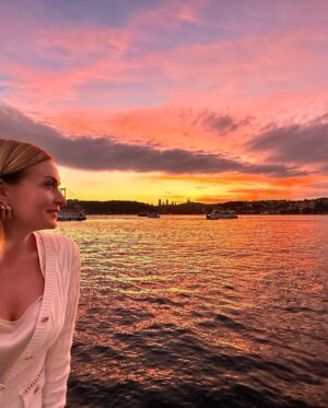 Ceyda Düvenci Instagram - Bazen ne bir filtre gerekir ne bir söz… tam da öyle zamanlar benim için… az söz, sükûnet… 
🌻Kasım ayı kıymetlidir. Mine Söğüt de demiş satırlarında bütün mevsimler vardır Kasım’da… bana göre de hem bütün mevsimler, hem bütün duygular var… 
🍂geçen yıla vedadır bana Kasım ayı… her sene öyle oldu… her sene Kasım ayında bi bakarım neler olup bitti diye… vedalaşırım… teşekkür ederim… şükür ederim…
🍁artık olan her şeyin hayır olduğuna da çok inanıyorum… 
🍃bugün fırtına var mesela… temizliyor aslında her tarafı… onun gibi. 
🦋Olan biten fırtına sandığımız,  temizler mekanı, yeni gelecek olana alan açar… Misafirhane şiirinde yazdığı gibi… 
☀️geçen hafta böyle bitti bir gün gökyüzünde, rengarenk. Hemen koştum… tüm bu ihtişama bakıp şükür ettim… vedalaştım olan biten her şeyle… iyi geldi… 
😌Kasım ayının hakkını vermeyi unutma 😉 olan her şey ama her şey hayrına inan… #banaiyigelensanadaiyigelsin #everythinghappensforareason