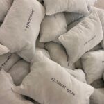 Ceyda Düvenci Instagram - Bugün harika bir mekanda sanata kendi anlamını kazandırmış bir sanatçıyla tanıştım… Ankara’da Cumhuriyet Müzesi içinde Sığınak Kültür Sanat Merkezi ile adeta bütünleşmiş eserleriyle sevgili Onur Dal… @atelieronurdal hayatıma hoşgeldin… tabii ki bu tanışmayı ve kazanımı sağlayan canım kızkardeşim @serminyasarofficial serginin küratörlüğünü üstlenmiş… eserlerin bir kısmına edebi dokunuşuyla katkıda bulunmuş… Sergi 20 Ekim’e kadar devam ediyor… Sonra İstanbul ve İzmir ile yolculuğuna devam edecek… sevgiyle tavsiye ederim… bugün de dolu dolu ve kazanımla geçti şükür…