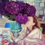 Ceyda Düvenci Instagram - En en en çok çiçekleri sevdim hep… doğa hep iyi geldi bana… doğanın içindeki sır, büyü, renkler, şifa, bütünlük hep etkiledi beni… sağlığım iyi şükür… haftaya güzel başladım… sağlığa şükür etmenin önemini de hatırladım bir kez daha… ve doğanın şifası hatırlattı kendini bana… etrafınızda size iyi gelen tüm güzellikleri fark edin… gerçek şifa orda…