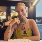 Ceyda Düvenci Instagram - Evet; Hep bildiğimi yaptım, Hep kalbimin peşinden gittim, Olmaz dedikleri her şeyi canım istediyse olduğu yere kadar oldurdum, Düştüğüm yerden hemen kalktım, Hep çabuk dikleşti sırtım, Hemen kaldığım yerden devam ettim, Hatalarımı hep sevdim, Öğrenci olmaktan vazgeçmedim, Hep gezmeyi sevdim, Yeni ülkeler görmek için çalıştım çoğu zaman, Yaşadıklarımı güvendiklerime anlatmayı sevdim, Duygularımın hakkını hep verdim, Dedikodu sevmediğim gibi yapanı da sevmedim, Hep çok çalıştım, ürettim, alnımın teriyle yaşadım, Yaşadıklarımı hiç silmedim zihnimden, Hayatım sadece beni ilgilendirdi, Ben olmayı sevdim, Aşık olmayı da sevdim, Hayatın her detayında bulabildim aşkı, Kitaplar, resimler, müzik ve bilge insanlar yoluma ışık oldu, Küstüklerim oldu, Tekrar barıştıklarım ya da hiç barışmak istemediklerim, Kadın olmamdan sebep hadsizlerin yorumlarına hedef oldum her kadın gibi, Sessiz kaldım çoğuna, Ama çok zaman da susturamadı kimse, Kelimelerim çok evet, Hakkımı da savunurum zekasına inandığım insanın karşısında, Kimseye hayatıma müdahale hakkı tanımadım hiç, Müdanam da olmadı, Gücüme, kalbime, çalışkanlığıma, kalbimin iyiliğine sığındım hep, Doğaya, hayvanlara, mevlana’ya, yunus’a, çalışkan olmaya, okumaya, kendi yoluna bakmaya ve iyi insanın gücüne inandım sadece, Yalancıları, zorbaları ve her şeyin aşırısını sevenleri hiç sevmedim, Çocuklarım nefesim oldu hep, Annem, babam ve en yakın dostlarım gücüm, Fazlasına da ihtiyacım yok zaten, Ve evet çooook insan tanıyorum bu da dünyanın en büyük zenginliği, Elalem ne der hiç umrumda olmadı, Elaleme göre de şekil almadım bu güne kadar, Dayı dayı konuşmalardan ve tehtid dilinden nefret ettim, Kaba kuvvet dilim olmadı hiç, dili kaba olanla da işim olmadı, Koşulsuz sevginin gücüne inandım en çok Ve nezakete Ve şefkate İşte budur özetim, Gerçekten merak edenlere… Ve bir bu kadar sene aynen devam hayata… İsteyenler peşimden gelebilir… 🌻🌻🌻