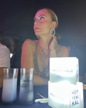 Ceyda Düvenci Instagram - Uzuuun zaman sonra dostlarla harika bir gece sebebi @gulsunuu veee canım @kenandogulu ne çok dost özlemişim… #hepyenikal @hepyenikal şahane gece için teşekkür ederim… dostlarım sizi çok seviyorum… @berguzarkorel @dolibom @ahmetrifatsungar @zeynepmirac @ecedagistan 

#işbirliği