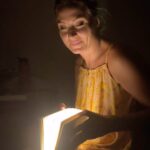 Ceyda Düvenci Instagram - Benim için kitapların anlamı tam olarak bu; aydınlık… en son ne zaman kitap okudun? Hayatta başıma gelen tüüüm tatsızlıklardan, yorgunluklardan, güçsüzlüklerden çıkmama sebep oldu kitaplar… öykü, roman, biyografi, çizgi roman ve psikoloji kitapları okumayı sevdim hep… başucumda, çantamda, arabada hep kitap vardır… gerçek bir bibliyofilim… bu aralar bir şiir kitabı, bir biyografi, bir çizgi roman, bir de psikoloji kitabı okuyorum… Andy Warhol (Robert Shore) , Normal Efsanesi (Gabor ve Daniel Mate), Geçtiğimiz altı ayda çok şey oldu (Sinem Sal), Therapie de groupe (Manu Larcenet)… hayata başka bakmak istersen, hep yolculuk halinde olmak istersen, aydınlığa çıkmak istersen en güzel yolu kitap… GÜNAYDIN… #banaiyigelensanadaiyigelsin #banaiyigelensizedeiyigelsin