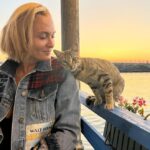 Ceyda Düvenci Instagram - Güzel anlar vardır… pist poz mu verdin sen 😹😹😹😹