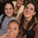 Ceyda Düvenci Instagram - Zeynebim, kardeşim, güzel kuzim ne güzel günlere şahit oluyoruz bin şükür ❤️💚🦋🌻🧿 ne güzel büyüdüler… her halleriyle ne kadar biricikler… böyle yaş almak ne güzel… bir ömür beraber güzelliklerle… iyi ki… @zeynep.duvenci @elifdemirorenn @aysedemiroren
