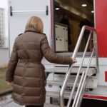 Ceyda Düvenci Instagram - Dün Taş Kağıt Makas Atölyemizle @taskagitmakasatolyesi Gaziantep’teydik. MediaMarkt Türkiye ve Türkiye Eğitim Gönüllüleri Vakfı (TEGV) iş birliğiyle hayata geçirilen ‘Eğitimle Daha İyiye’ projesiyle, Ateşböceği eğitim tırında çocukların yaratıcılıklarını ve duygusal ifade becerilerini geliştirmek için atölye düzenledik. Her bir etkinlik, bu minik yürekler için yeni bir keşif alanı oldu. 🎭🎨 🌻Depremden etkilenen ama umut dolu gözlerle dünyaya bakan çocuklarımızla buluşmak, onların hayal gücüyle dolu dünyalarına misafir olmak benim için tarifsiz bir mutluluktu. 🌻Taş Kağıt Makas Atölyesi olarak bizim en büyük amacımız, çocukların hayal güçlerini ve yaratıcılıklarını desteklemek. Onlara sadece bilgi değil, hissettiklerini ifade etme gücü de vermek istiyoruz. Bugün, çocukların gözlerinde parlayan ışığı gördüğümde, doğru yolda olduğumuzu bir kez daha anladım. 🌻Bu özel gün için @mediamarkt_tr ve @tegv teşekkür ederim. Önümüzdeki 4 yıl boyunca, 4 adet Ateşböceği eğitim tırıyla 24 bin çocuğa ulaşmayı hedefliyorlar. Ve tabii ki, bu yolculukta benimle birlikte olan canım @aslicureklibatir ve @taskagitmakasatolyesi ekibime sonsuz minnettarım. Bir kez daha anlıyorum ki, çocukların gözündeki ışık, dünyayı aydınlatabilecek en güçlü kaynak. Onları dinlemek, onlara ilham olmak, hepimizin sorumluluğu. Evlatlarımızın yarınları için el ele verelim, ışıkları hiç sönmesin… ✨ @mediamarkt_tr @tegv @taskagitmakasatolyesi #EğitimleDahaİyiye #işbirliği