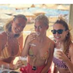 Ceyda Düvenci Instagram - Yaz ve dostlar… tekrar çal sam… vol 2