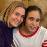 Ceyda Düvenci Instagram - Nefes almama sebep olan ailem… sabırla hedefime kitlenip yılmadan yoluma devam edebiliyorsam onlar sayesinde… sessiz kalabiliyorsam bazen olan bitene sebebim onlar… ve umutlarım, hayallerim, planlarım hep birlikte mutlu günler için… bir de dostlarım var… onlarca sene öncesinden gelen, kırkından sonra hayatıma iyi ki girdi dediklerim… bugün sanırım en sevdiklerime şükür günüm… nefessiz kalınca düşünüp güç alıp yola devam ettiğim ailem ve varlığıyla hep olan dostlarım… ne güzeliz be… iyi ki… 🍀🌻💙