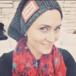 Ceyda Düvenci Instagram - GÜNAYDINNN, TÜNAYDINNN, ŞAHANE BİR GÜN OLSUN… Kafamıza taktığımız her şey, okuduğumuz her haber, duyduklarımız, bildiklerimiz, veda ettiklerimiz, kırıldıklarımız, takıldıklarımız yani bizi üzen, delirten, kahreden, yok artık dedirten ama değiştiremediğimiz her şeye rağmen BUGÜN yeni bir gün ve son gün mü yoksa bir sürü güzeliklerin ilk günü mü?!?!? bunu bilmiyoruz… o zaman ona göre yaşamalı… her güzel şeyin ilk günüymüş gibi, üstümüze düşenin en iyisini yaparak hayatın hakkını, aldığın nefesin kıymetini verdiğin bir gün olsun… Bu sabah şu soruyla uyandım; Kendine en çok neden “aferin” diyorsun? 🌻Ben kendime en çok yaşadığım her duygunun hakkını verdiğim için aferin dedim… Hayatın her anında hissettiğim her neyse (geçici ya da kalıcı kimse bilemez,,,) hep dibine kadar yaşadım… belki de o yüzden tüm hızımla, aşkımla, inancımla hep devam edebiliyorum… bence budur hep sorduğunuz ışıltımın sebebi… her hücreme teşekkür ettiğim için veee tüm duygularıma dibine kadar sahip çıktığım için… ❤️❤️❤️ hadi sen de geç aynanın karşısına veeee kocaman bir AFERİN de kendine🌻🌻🌻 ama ne için olduğunu da söyle ❤️