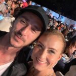 Ceyda Düvenci Instagram - Uzuuun zaman sonra dostlarla harika bir gece sebebi @gulsunuu veee canım @kenandogulu ne çok dost özlemişim… #hepyenikal @hepyenikal şahane gece için teşekkür ederim… dostlarım sizi çok seviyorum… @berguzarkorel @dolibom @ahmetrifatsungar @zeynepmirac @ecedagistan #işbirliği