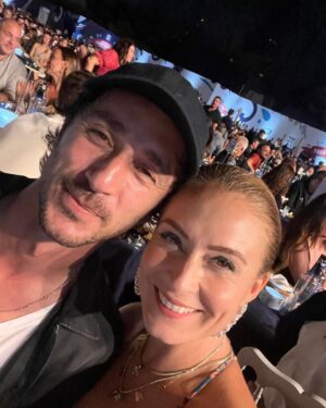 Ceyda Düvenci Instagram - Uzuuun zaman sonra dostlarla harika bir gece sebebi @gulsunuu veee canım @kenandogulu ne çok dost özlemişim… #hepyenikal @hepyenikal şahane gece için teşekkür ederim… dostlarım sizi çok seviyorum… @berguzarkorel @dolibom @ahmetrifatsungar @zeynepmirac @ecedagistan 

#işbirliği