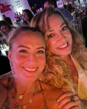 Ceyda Düvenci Instagram - Uzuuun zaman sonra dostlarla harika bir gece sebebi @gulsunuu veee canım @kenandogulu ne çok dost özlemişim… #hepyenikal @hepyenikal şahane gece için teşekkür ederim… dostlarım sizi çok seviyorum… @berguzarkorel @dolibom @ahmetrifatsungar @zeynepmirac @ecedagistan 

#işbirliği
