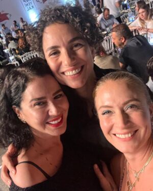 Ceyda Düvenci Instagram - Uzuuun zaman sonra dostlarla harika bir gece sebebi @gulsunuu veee canım @kenandogulu ne çok dost özlemişim… #hepyenikal @hepyenikal şahane gece için teşekkür ederim… dostlarım sizi çok seviyorum… @berguzarkorel @dolibom @ahmetrifatsungar @zeynepmirac @ecedagistan 

#işbirliği
