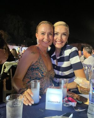Ceyda Düvenci Instagram - Uzuuun zaman sonra dostlarla harika bir gece sebebi @gulsunuu veee canım @kenandogulu ne çok dost özlemişim… #hepyenikal @hepyenikal şahane gece için teşekkür ederim… dostlarım sizi çok seviyorum… @berguzarkorel @dolibom @ahmetrifatsungar @zeynepmirac @ecedagistan 

#işbirliği