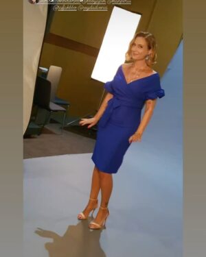 Ceyda Düvenci Instagram - Veeeeee kaldığımız yerden devam ediyoruz… 11 EYLÜL NTV ekranında kavuşuyoruz… pazartesi çekimlerimiz başlıyor… @bambaskasohbetler.ntv @bboyapim 
🌻🌻🌻🌻
Back to work…