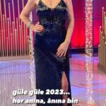 Ceyda Düvenci Instagram - Hazırsak başlayalım mı? Ben biliyorum, harika günler bekliyor bizi… 2024 hazırız sana… Sağlık, huzur, bereket, gerçekleşecek güzel hayaller, başarı, seyahat, aşk, dostlar, yeni söylenecek şarkılar, güzel heyecanlar ve haberler…