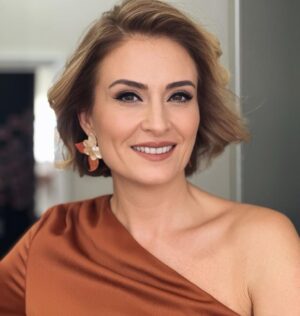 Ceyda Düvenci Instagram - BEN DÜN AŞIK OLDUM… 
hep diyorsunuz ya aşık olacak mısın? 
Evet. Dün oldum…
Ve biliyor musunuz ki ben her gün hayatın güzel bir detayına aşık oluyorum…  şükür…
dün @bambaskasohbetler.ntv çekimlerinde 8 OCAK gecesi sahnede sunuculuğunu üstleneceğim @cevsanat konserinde hepinizi kendisine aşık edecek isimlerden birini ağırladım…
❤️🌻🍀 14 yaşında ışıl ışıl gözleriyle, hayatı her tarafından görüp anlayıp uğruna besteler yapan, dünyadaki tüm önemli müzik okullarının müzik yeteneği için peşinde koştuğu, çok önemli yarışmalardan ilkleri bize yaşatarak birinciliklerle dönen, her kelimesi, bakışı, gülüşü ışık ışık ARYA SU’ya aşık oldum… 
@aryasugulenc 
Gözlerimden mutluluk yaşları aka aka izledim onu konuşurken, içimden dualar ettim yüreği darlanmasın, ayağına taş değmesin, ruhu üzülmesin diye… 
O kadar kıymetli bir sanatçı gencimiz ki Arya… dilerim bana yaşattığı bu gurur dolu aşkı size de yaşatır… ki zaten onu bir kere dinleseniz ya da izleseniz siz de benimle gibi hissedeceksiniz… 
Gelecek gençlerde diyoruz ya, hayır…
Aslında biz gençlerin geleceğiyiz…
Daha çooook şeyler yapmamız gerek bu kıymetli gençlerimizi mutlu etmek için…
O yüzden çalışmaya, üretmeye devam…
ARYA SEN İYİ Kİ VARSIN… BANA HİSSETTİRDİĞİN VE HATIRLATTIĞIN HER ŞEY İÇİN TEŞEKKÜR EDERİM… HER ZAMAN BURADAYIM…