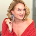 Ceyda Düvenci Instagram - Ben bu sıralı fotoğraf meselesini pek sevmiş olabilirim 🤣🤣🤣 sırf küpelere aşkımdan bu fotoğrafları çektik 🤣🤣🤣 takı sevenler, küpesiz çıkmam diyenler burda mııı?!?