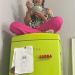 Ceyda Kasabalı Instagram - Buzdolabı tepesinde makarna yemeyen de ne bileyim ahxhdhs Görüyorsunuz Knorr Mac&Cheese 10 dakikada şip şak hazırlanıyor, yemek için yer zaman mekan ayırt ettirmiyor efenim.😂 @knorrturkiye @knorrcabuk #işbirliği