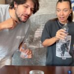 Ceyda Kasabalı Instagram - Artık bu son damla bardağı taşırdı hshhdhhs #BiDamlaSuChallenge 😂💙 şu hayatta bardağı taşıran tek challengecınız bu olsun canolarım. Meydan okuduğun arkadaslarını postun altina etiketlemeyi unutma! Katılanlara iyi eğlenceler 😂💦 @damla #isbirligi