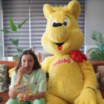 Ceyda Kasabalı Instagram - Haribo'yu mekanımızda ağırladık,altın ayıcığın gidisatından bahsettik ahhhdj 💛 @hariboturkiye #Altınayıcık100Yaşında #isbirligi