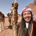 Ceyda Kasabalı Instagram - blogergül ile diyar diyar wadi rum 😂 Çölde bedeviler gibi yasama deneyimimizden hello herkese merhaba napiyosunuzahxha.cok uzun anlatmiyorum bu sefer videoya kalsın 😂 sabahtan develerle çıktık,gece birlikte çölde magarada kaldık internet telefon yok.size de aralardan bi kac ön gösterim yapayim dedim.begendiyseniz b ye basın shdh öperim canlar