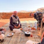 Ceyda Kasabalı Instagram - blogergül ile diyar diyar wadi rum 😂 Çölde bedeviler gibi yasama deneyimimizden hello herkese merhaba napiyosunuzahxha.cok uzun anlatmiyorum bu sefer videoya kalsın 😂 sabahtan develerle çıktık,gece birlikte çölde magarada kaldık internet telefon yok.size de aralardan bi kac ön gösterim yapayim dedim.begendiyseniz b ye basın shdh öperim canlar