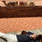 Ceyda Kasabalı Instagram - blogergül ile diyar diyar wadi rum 😂 Çölde bedeviler gibi yasama deneyimimizden hello herkese merhaba napiyosunuzahxha.cok uzun anlatmiyorum bu sefer videoya kalsın 😂 sabahtan develerle çıktık,gece birlikte çölde magarada kaldık internet telefon yok.size de aralardan bi kac ön gösterim yapayim dedim.begendiyseniz b ye basın shdh öperim canlar