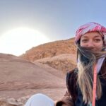 Ceyda Kasabalı Instagram - blogergül ile diyar diyar wadi rum 😂 Çölde bedeviler gibi yasama deneyimimizden hello herkese merhaba napiyosunuzahxha.cok uzun anlatmiyorum bu sefer videoya kalsın 😂 sabahtan develerle çıktık,gece birlikte çölde magarada kaldık internet telefon yok.size de aralardan bi kac ön gösterim yapayim dedim.begendiyseniz b ye basın shdh öperim canlar