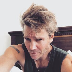 Chad Michael Murray Instagram - The 90’s called. They want their hair back. I said no. 😂😂😂
Top o the morning to ya 🥃
