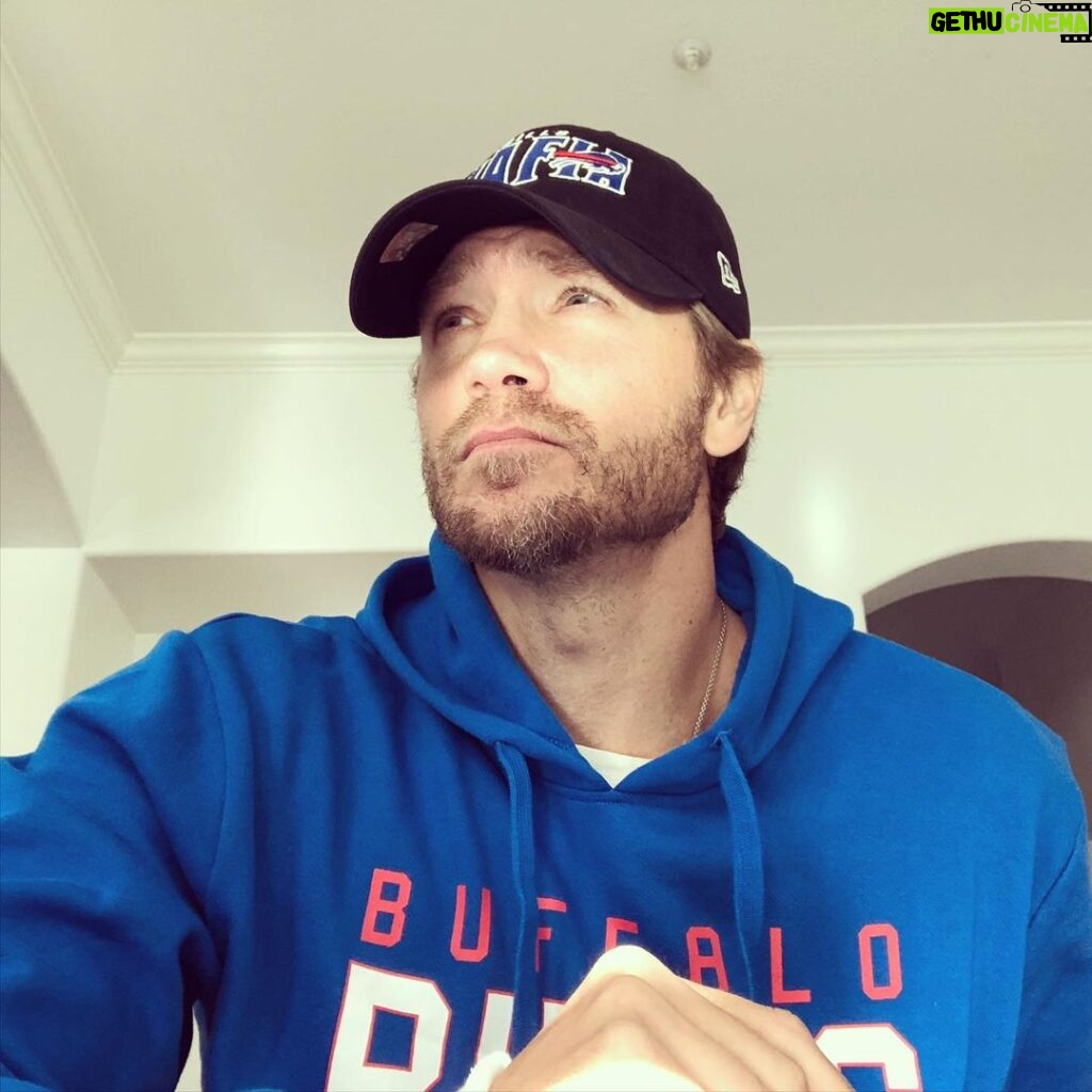Chad Michael Murray Instagram - So dang proud of this group of men- the @buffalobills What a season. Thank you for the excitement. As we look on to next season The sun will rise and it’s gonna be a beautiful tomorrow. ☀️ Thank you @newerabuffalo for the rad #billsmafia🏈 cap & @focousa for the hoodie. We’ll smash some tables together next season;) Until then- as always #gobills🏈 P.S.- @jdpardo congrats. Let’s say we place a friendly wager on the rematch next season Bills/Chiefs? Winner films the loser doing 100 push-ups???🤷‍♂️