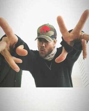 Chad Michael Murray Instagram - It’s been a heck of a crazy year so far-

I turned 40 earlier this year, traveled and shot a bunch of movies. 

The one thing that stands out the most is I feel so blessed to have a family so wonderful. Sarah and the kiddos make everyday so incredibly special. They take these adventures and fill them with real fantastical memories. We travel everywhere together as a pack(that’s our code) and I’ll tell you that, at any moment, they can catch me off guard in the most incredible way. 

Thank you God for this magical adventure 🙌