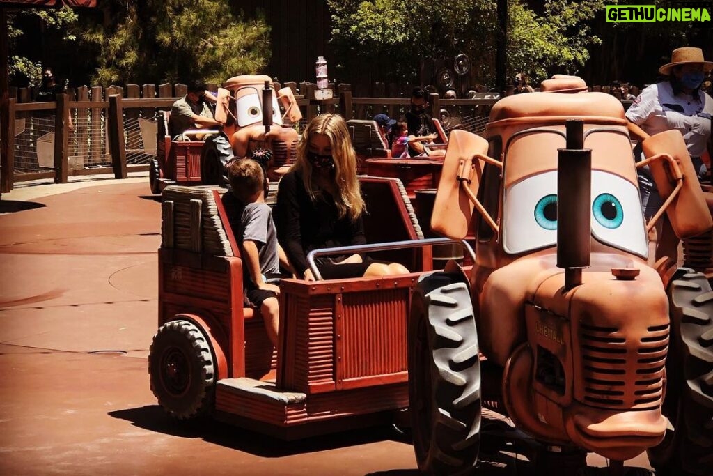 Chad Michael Murray Instagram - Grateful @disneyland is back! Thank you so much for having us. @iamaly & @iamaj y’all went above and beyond. Best Disney crew💪💪💪 @disneyparksblog @disney Our kiddos still have a perma-grin:) ear to ear- Pun intended.