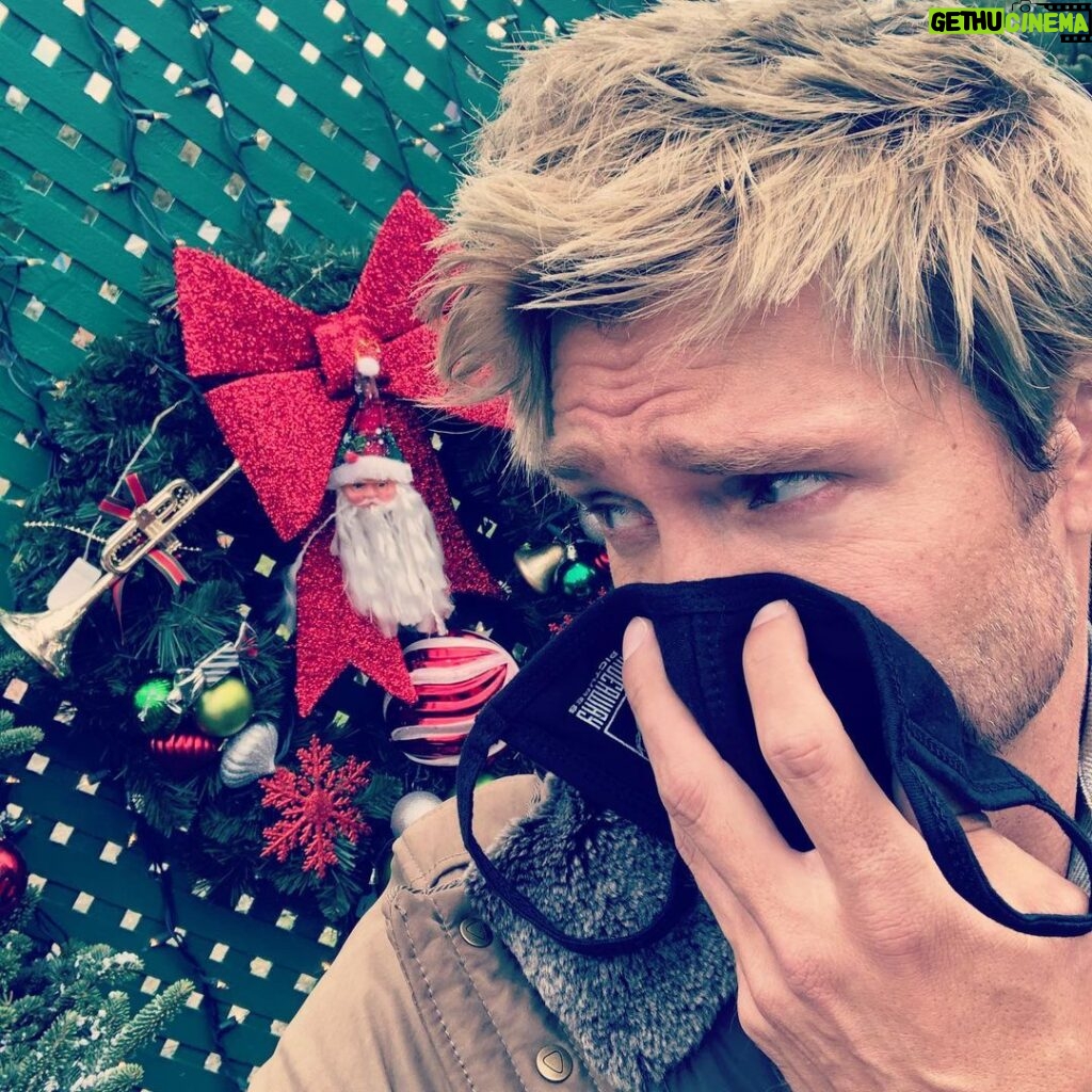 Chad Michael Murray Instagram - Gotta mask up even around Santa. 🎅🏼#Covid #FilmingDuringCovid mask #WheresTheSantaWearingAMaskEmoji With his age and Cookie addiction there a good chance he’s “HIGH RISK”.... #wearamask #keepsantasafe