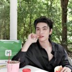 Chaikamon Sermsongwittaya Instagram - จ้าวแห่งความหล่อคือผมเอง 😁 มาเพิ่มความหวานด้วยไอติมสั่งจาก @linemanth กันเถอะ 💚 โพสต์นี้ แจกรูปโพลารอยด์พร้อมลายเซ็นบอส 3 รางวัล LIKE+ คอมเมนต์ใต้โพสต์ว่า “จะสั่งเมนูอะไรให้บอสกิน” พร้อมเหตุผล คอมเมนต์ใครถูกใจรับรางวัลไปเลย (ประกาศผลใต้โพสต์นี้ 28 ส.ค. 2566) LINE MAN ผนึกกำลังคุ้ม ลดหลายต่อกับ LINE MAN Bonus ลดทันที 25.- ทุกๆ 250.- ใส่โค้ดยังลดเพิ่มอีกสูงสุด 100.- ลดจัดหนักจัดเต็มขนาดนี้ รักไลน์แมนสุดๆ อย่าลืมไปสั่งกันนะครับ 💥 #LINEMANผนึกกำลังคุ้ม