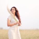 Chaitra Reddy Instagram - Breezy day 🤍 Video credits : @dhanush__photography ❤️ Costume : @vkfashion2018 ❤️ Hair : @surya_pc_official 🤭❤️ Make up : @chaitrareddy_official 🙈