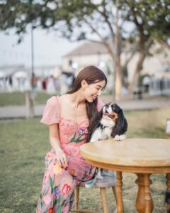 Chalida Vijitvongtong Instagram - ยินดีกับพี่พริม&พี่ต้อมนะคะ คุณละมุนออกเรือนแล้วค่าาา 💘 เป็นอีกงานที่น่ารักและอบอุ่นมากๆส่วนคาเวียร์วิ่งหาแต่หนุ่มๆในงาน🥰🌳