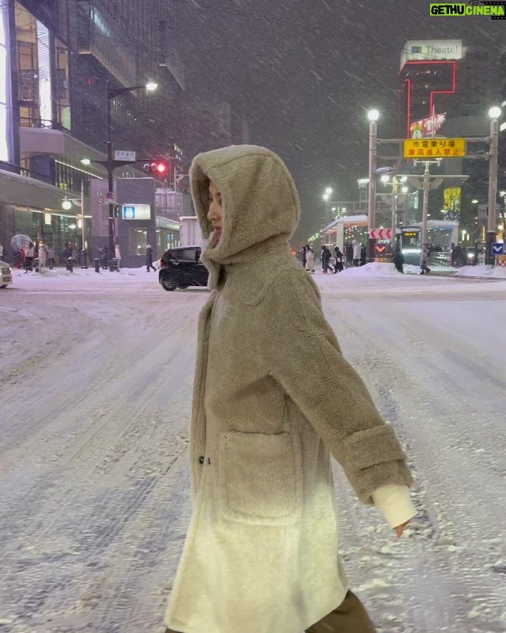 Chalida Vijitvongtong Instagram - Sapporo กับผู้ชายถุงมือโบว์ 😜☃️❄️ Sapporo, Hokkaido